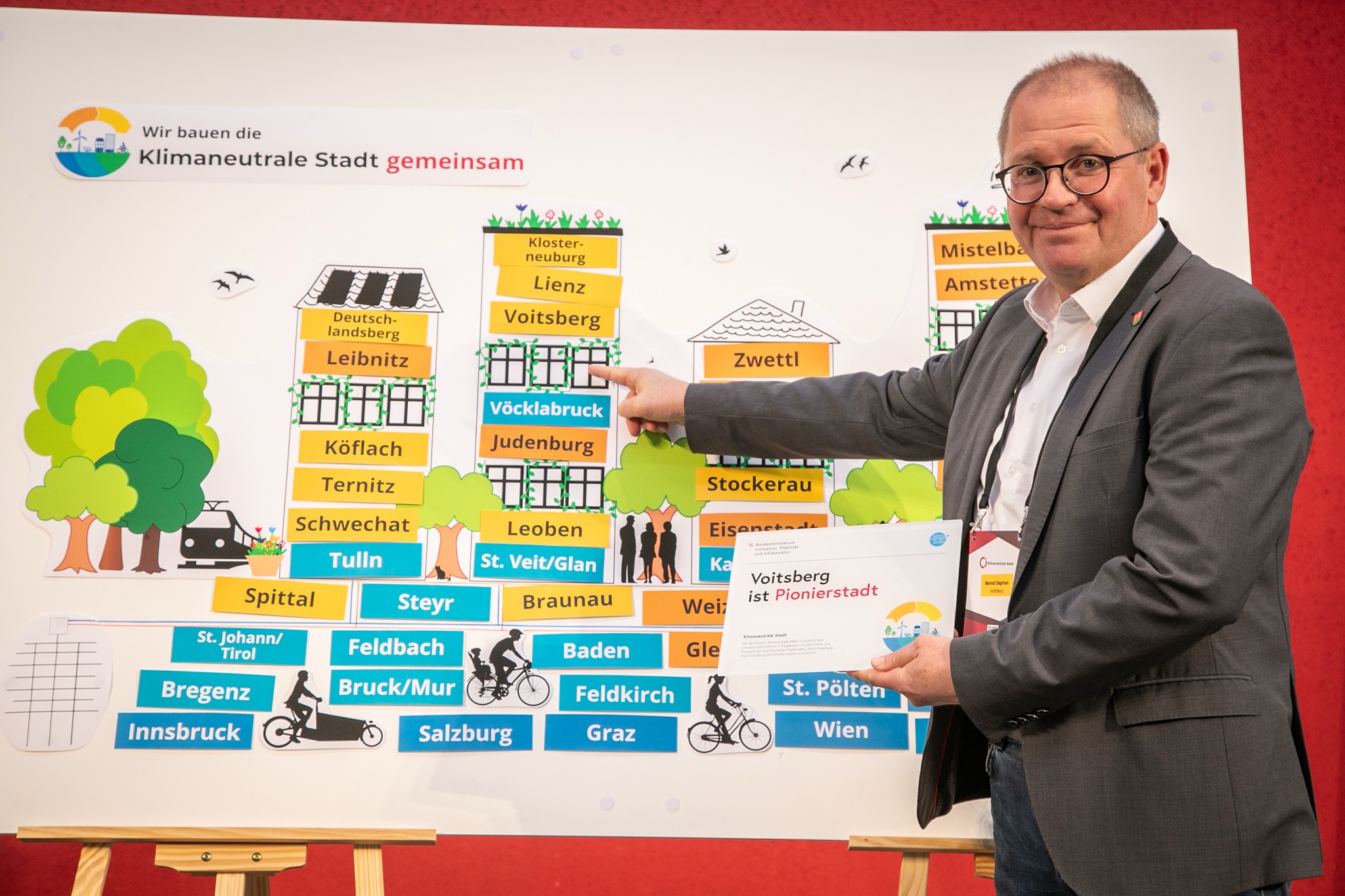 Bürgermeister Mag. (FH) Bernd Osprian mit Plakette; Fotocredit: SIR Anna Pirato